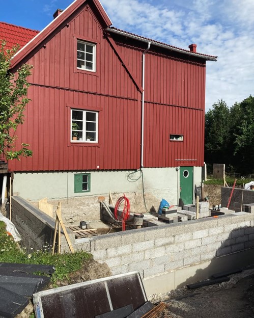 Första steget av en utbyggnad i Sollentuna där två våningar och takterrass byggs till.