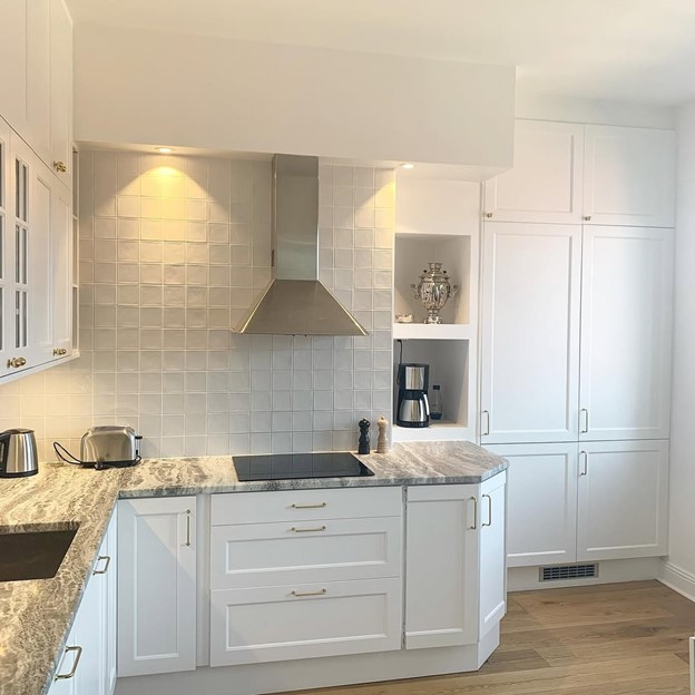 Köksrenovering i Vasastan där stommar från det befintliga kökets fått vara kvar och köksluckor och bänkskiva bytts ut.